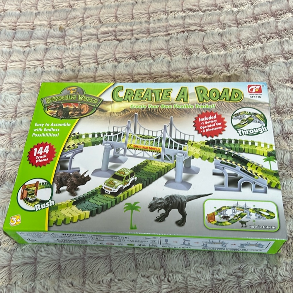 Dinosaur world Create A Road 144 track pieces includes 1 Barton operated Car